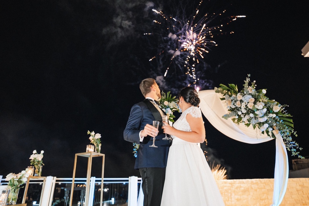 Gli sposi guardano i fuochi d'artificio sul mare, alla Dimora