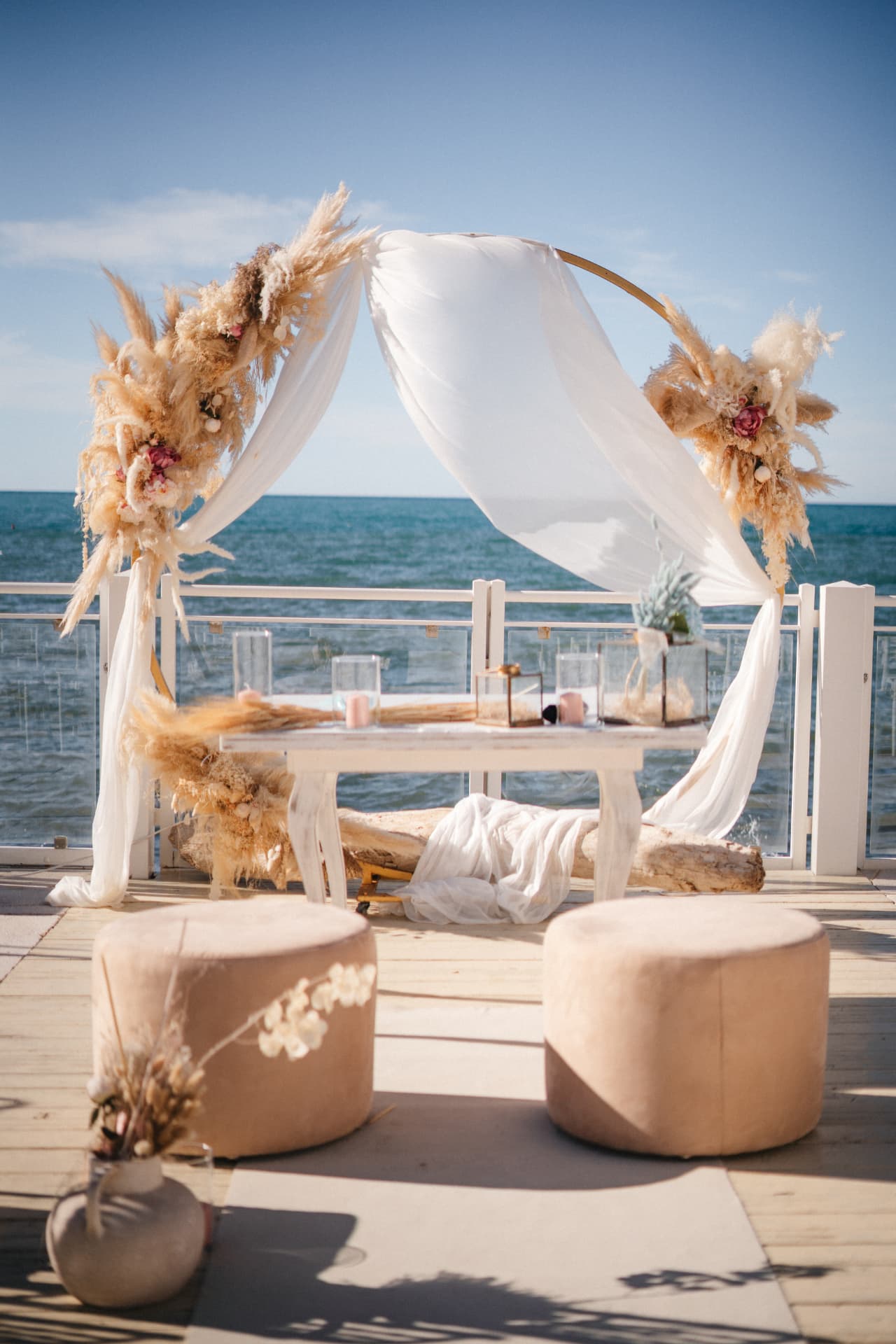 La terrazza di Torre Santa Maria sugli scogli, sul mare Adriatico